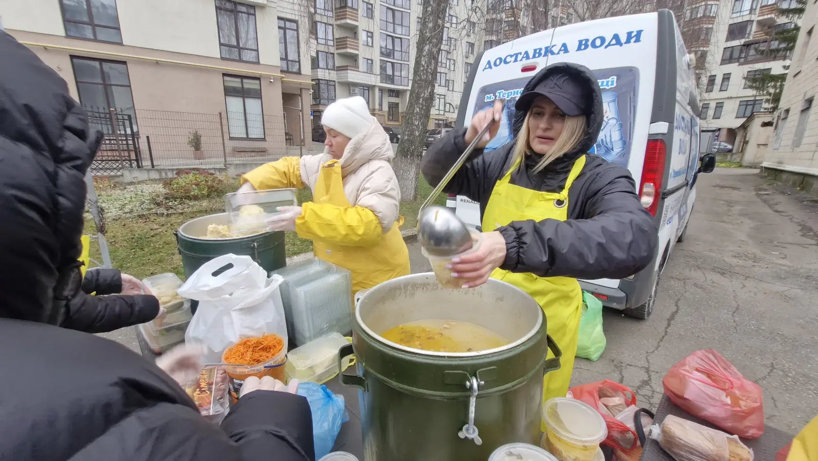 Команда «Жовтого фартуха» фасує гарячі обіди